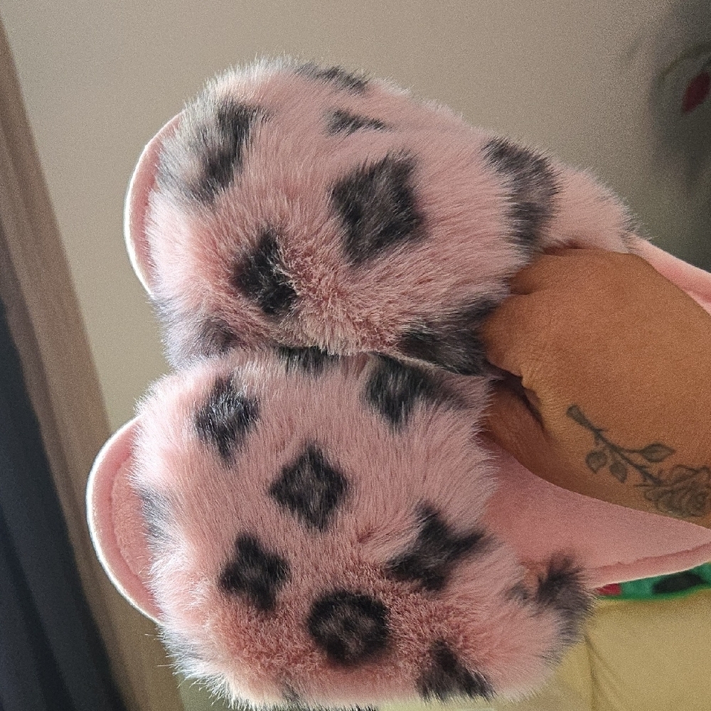 Women Pink Fuzzy Printed Slippers 🌺    NEW   🌺 - Picture 3 of 7